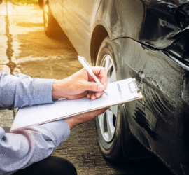 Qué es obligatorio llevar en el coche en España en 2026