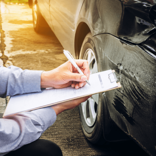 Qué es obligatorio llevar en el coche en España en 2026